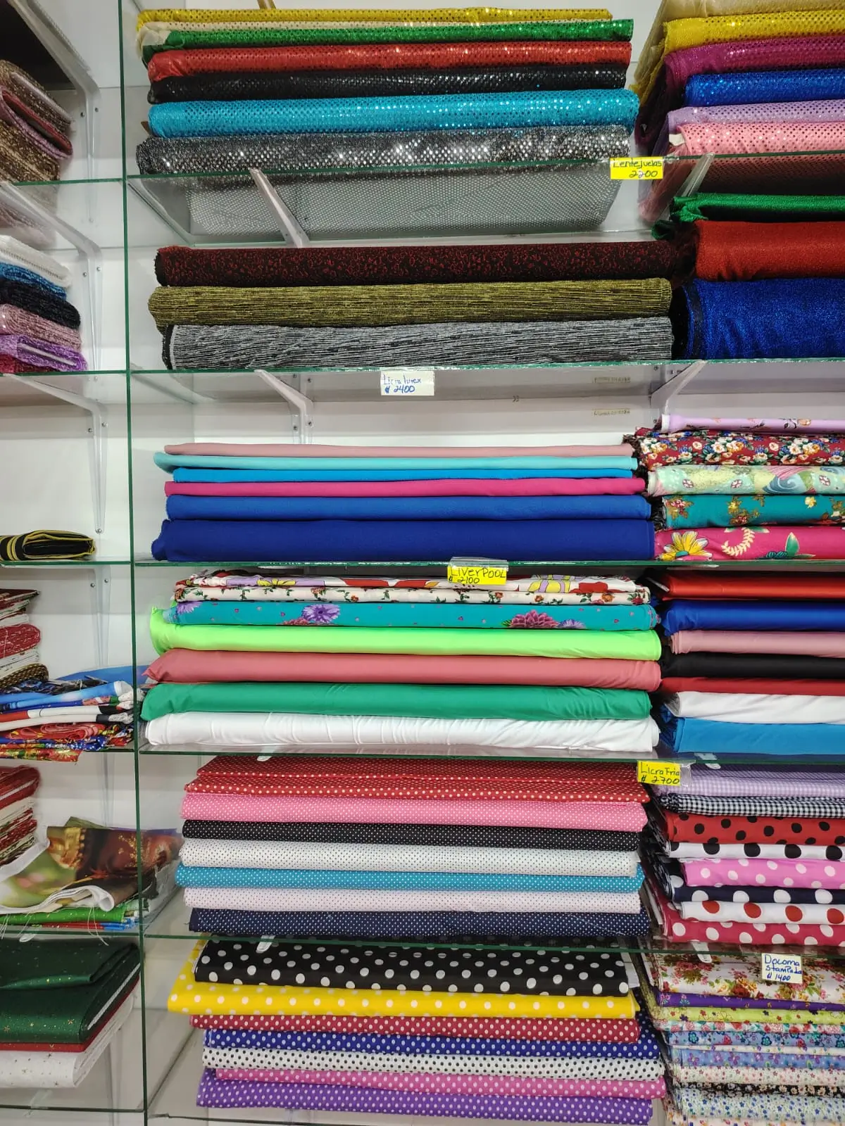 Estantes con telas de colores y texturas variadas