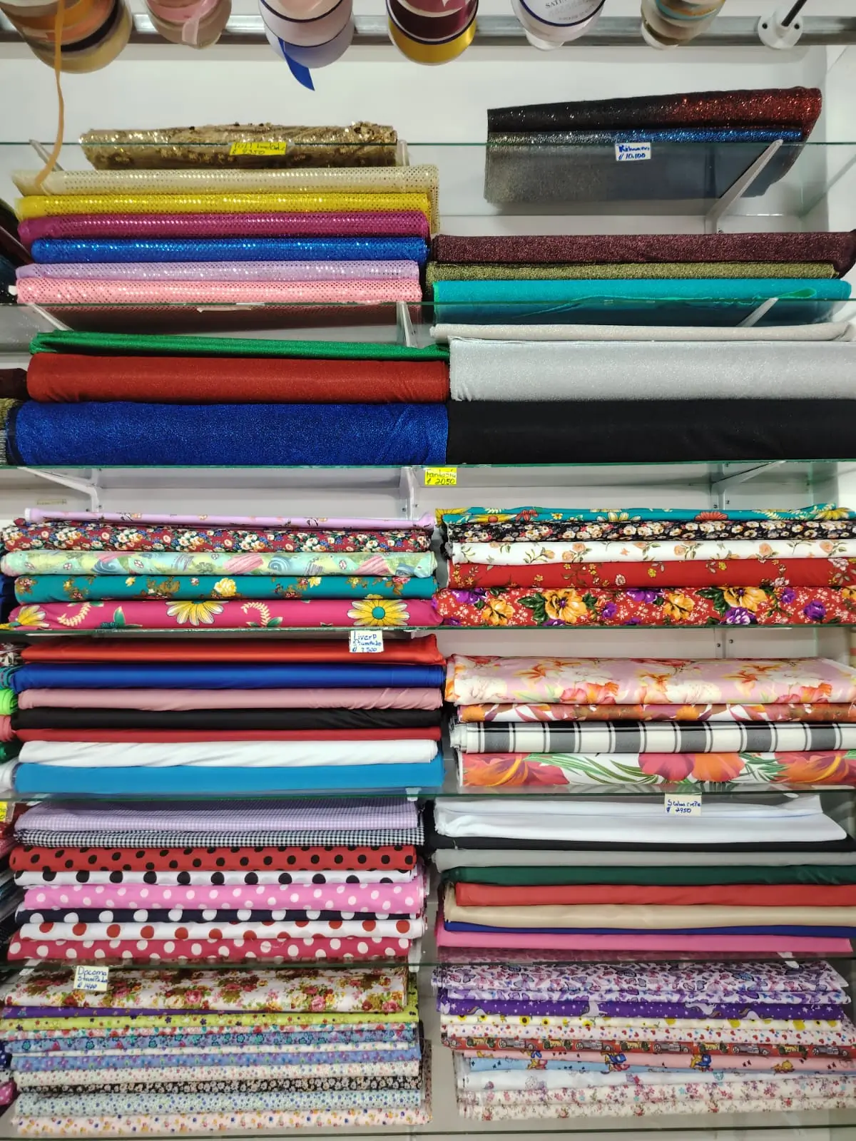 Sección de foams y fieltros de diferentes colores